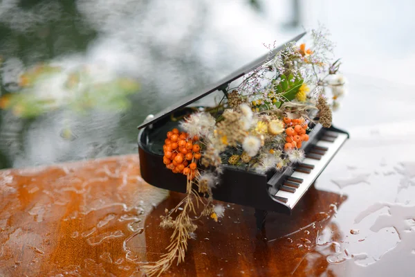 Piano de recordação. Arranjo Flor no piano . — Fotografia de Stock