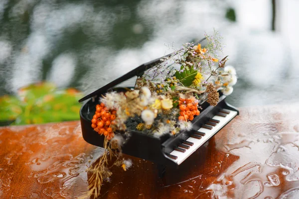 Souvenir-Klavier. Blumenarrangements in Klavierform. — Stockfoto