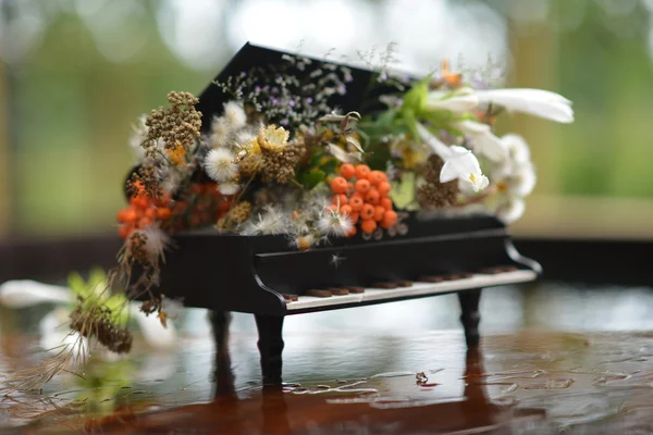 Souvenir-Klavier. Blumenarrangements in Klavierform. — Stockfoto