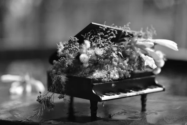 Hediyelik eşya piyano. Çiçek aranjmanı Piano.