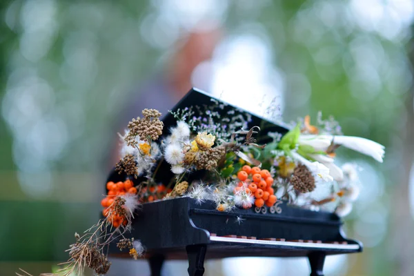 Souvenir-Klavier. Blumenarrangements in Klavierform. — Stockfoto