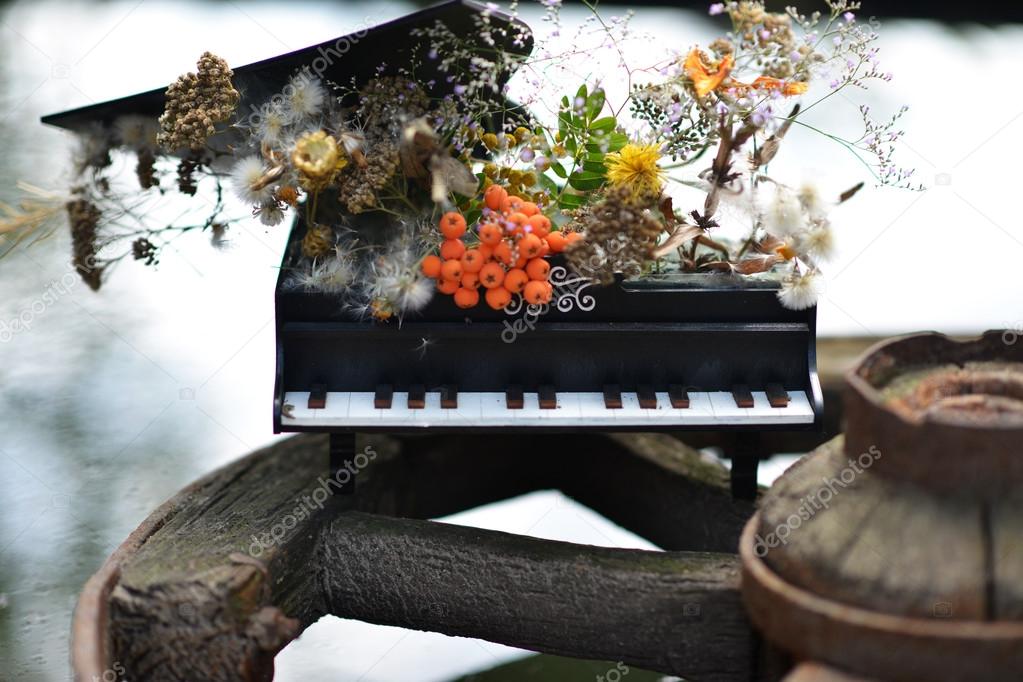 Souvenir piano. Flower Arrangement in piano. — Stock Photo © photo