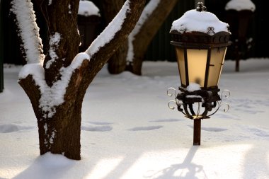 Kış. İyi akşamlar. Fener ışık ve kar döküm yansımalar.