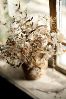 Kurutulmuş çiçekli sepet. Eski evinde penceresinin üzerinde kuru çiçekler buket.