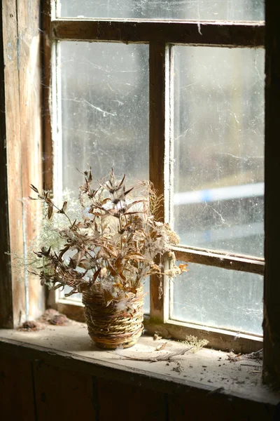 Cesta com flores secas. Buquê de flores secas na janela da casa velha . — Fotografia de Stock