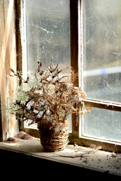 Korb mit getrockneten Blumen. Strauß getrockneter Blumen am Fenster im alten Haus. — Stockfoto