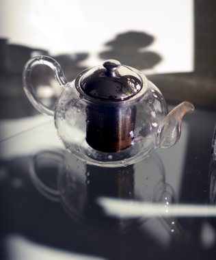 Demlik çay ayakta tablo prozraznom ile. Cam masa. Çay partisi .