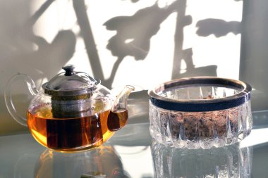 Demlik çay ayakta tablo prozraznom ile. Cam masa. Çay partisi .