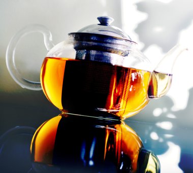 Demlik çay ayakta tablo prozraznom ile. Cam masa. Çay partisi .