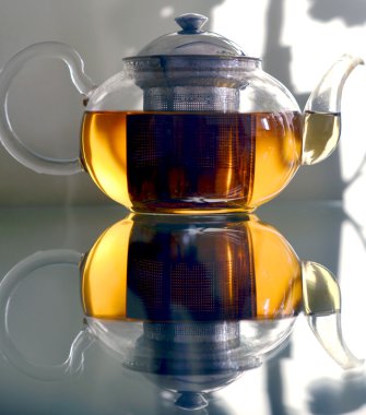 Demlik çay ayakta tablo prozraznom ile. Cam masa. Çay partisi .