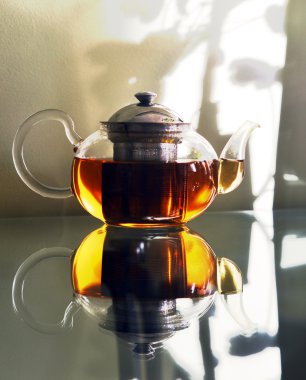 Demlik çay ayakta tablo prozraznom ile. Cam masa. Çay partisi .