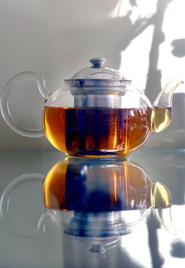 Demlik çay ayakta tablo prozraznom ile. Cam masa. Çay partisi .