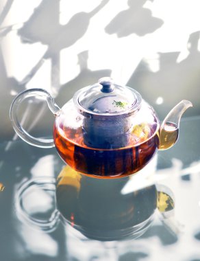 Demlik çay ayakta tablo prozraznom ile. Cam masa. Çay partisi .