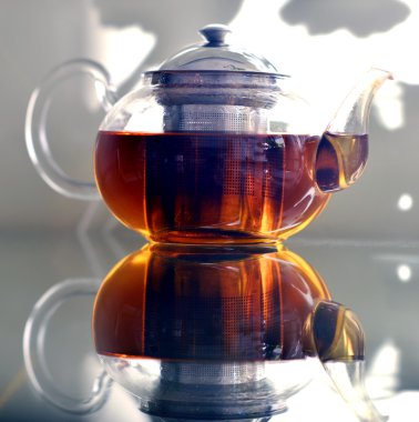 Demlik çay ayakta tablo prozraznom ile. Cam masa. Çay partisi .