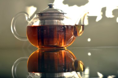 Demlik çay ayakta tablo prozraznom ile. Cam masa. Çay partisi .