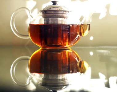 Demlik çay ayakta tablo prozraznom ile. Cam masa. Çay partisi .