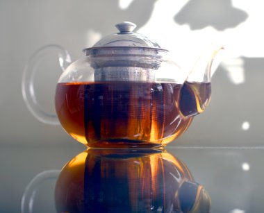 Demlik çay ayakta tablo prozraznom ile. Cam masa. Çay partisi .