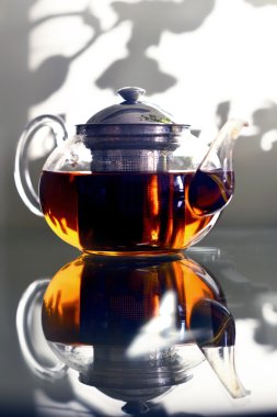 Demlik çay ayakta tablo prozraznom ile. Cam masa. Çay partisi .