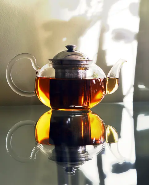 Demlik çay ayakta tablo prozraznom ile. Cam masa. Çay partisi .