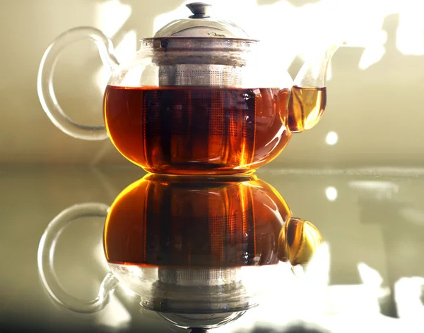 Demlik çay ayakta tablo prozraznom ile. Cam masa. Çay partisi .