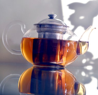 Cam masa üzerinde duran cam çaydanlık.