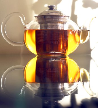 Cam masa üzerinde duran cam çaydanlık.