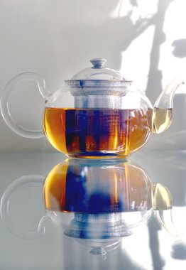 Cam masa üzerinde duran cam çaydanlık.