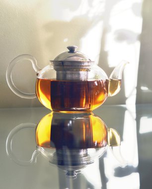 Cam masa üzerinde duran cam çaydanlık.