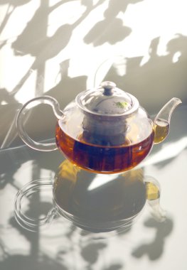 Cam masa üzerinde duran cam çaydanlık.