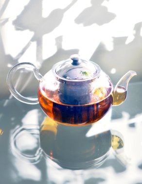 Cam masa üzerinde duran cam çaydanlık.