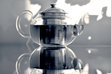 Cam masa üzerinde duran cam çaydanlık.