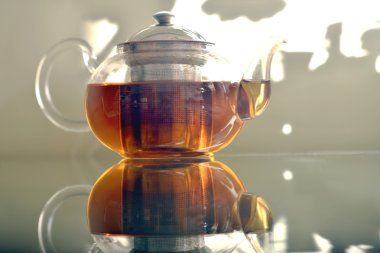 Cam masa üzerinde duran cam çaydanlık.