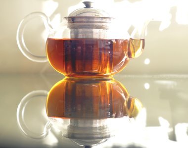 Cam masa üzerinde duran cam çaydanlık.