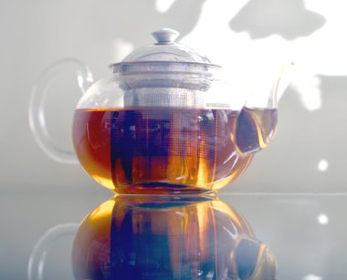 Cam masa üzerinde duran cam çaydanlık.