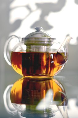 Cam masa üzerinde duran cam çaydanlık.