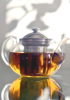 Cam masa üzerinde duran cam çaydanlık.