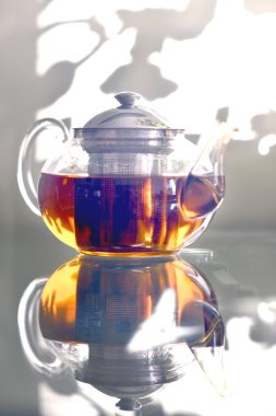 Cam masa üzerinde duran cam çaydanlık.