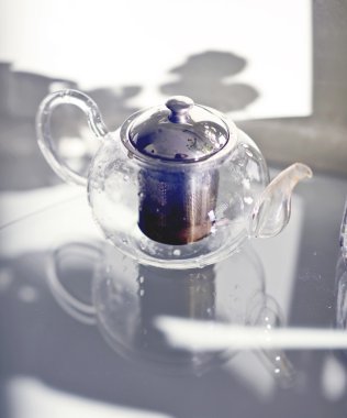 Cam masa üzerinde duran cam çaydanlık . 