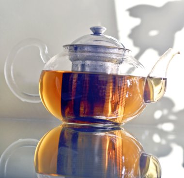 Cam masa üzerinde duran cam çaydanlık . 