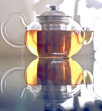 Cam masa üzerinde duran cam çaydanlık . 