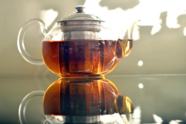 Cam masa üzerinde duran cam çaydanlık . 