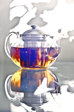 Cam masa üzerinde duran cam çaydanlık . 