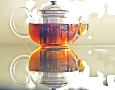 Cam masa üzerinde duran cam çaydanlık . 