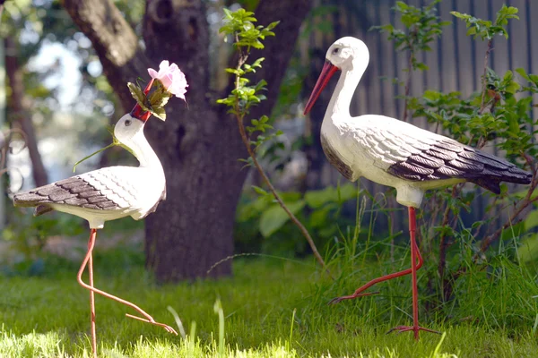 Les statues de cigognes debout sur la pelouse  . — Photo