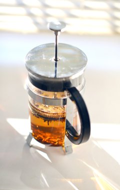 Cam masa üzerinde duran cam çaydanlık . 