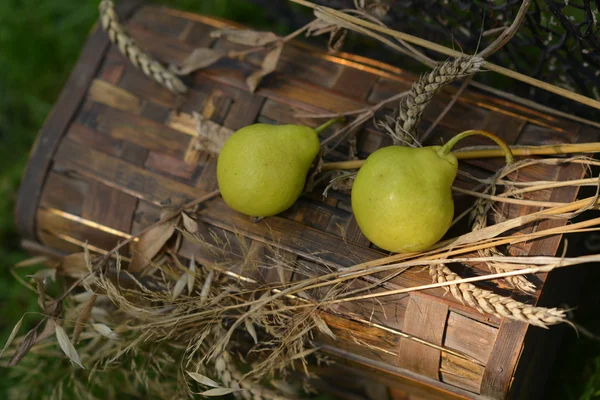 Bodegón con manzanas maduras, peras y espiguillas de trigo —  Fotos de Stock