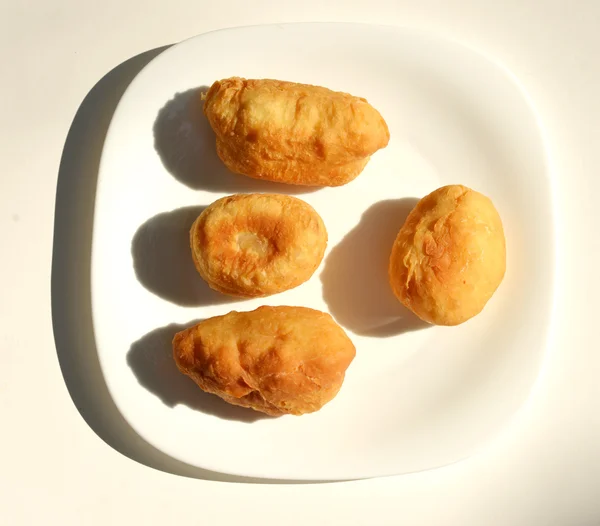 Pasteles con una corteza crujiente en un plato  . — Foto de Stock