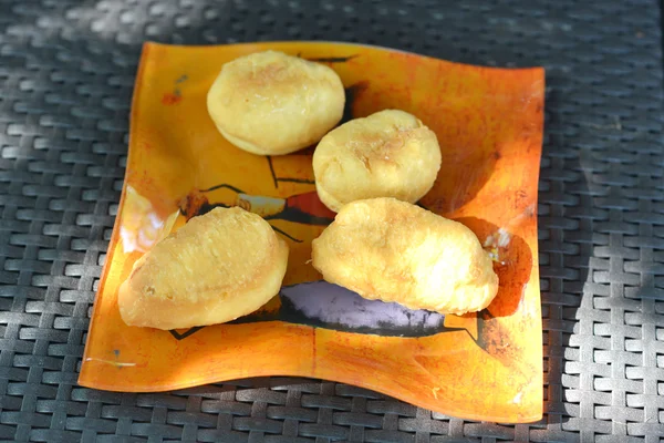 Pasteten mit knuspriger Kruste auf einem Teller . — Stockfoto