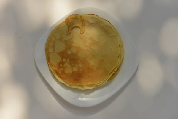 Panekuk. Pancake disajikan di piring putih dengan berbagai bahan  . — Stok Foto