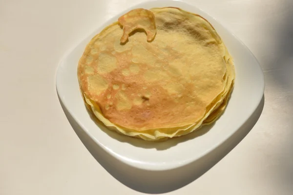 Panekuk. Pancake disajikan di piring putih dengan berbagai bahan  . — Stok Foto